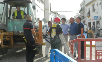 El alcalde de Écija y el delegado de seguridad supervisan las obras del desvío del arroyo de la Argamasilla