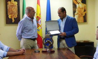 El alcalde de Écija, recibe al equipo ecijano ganador del X Correo Postal