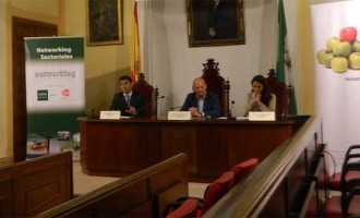 Más de cincuenta persona participan en el encuentro de negocios (networking) en Écija