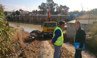 En pocos días se finalizan las obras de limpieza y desbroce del cauce del río Genil en Écija