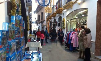 Los comerciantes de la calle Cintería de Écija exponen sus productos en la calle en estos días navideños