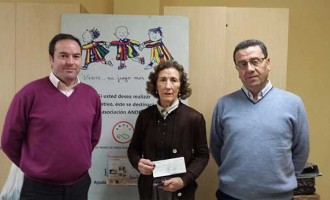 La Hermandad del Silencio de Écija hace entrega a la Asociación Andex de un talón por valor de 3.327,47 €