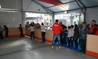 Pista de hielo entre las actividades para la fiestas navideñas en el centro de la ciudad de Écija