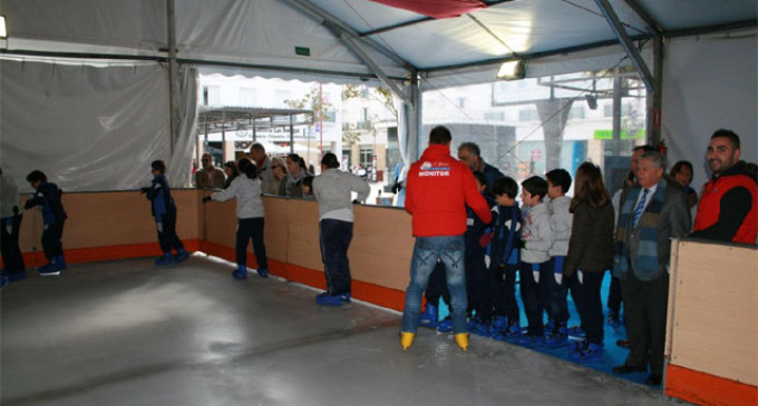 Pista de hielo entre las actividades para la fiestas navideñas en el centro de la ciudad de Écija