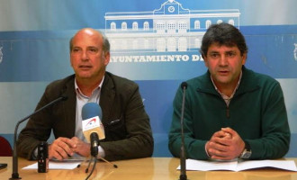 El alcalde de Écija firma el Decreto de Alcaldía cesando al edil Fernando Reina de todos sus cargos