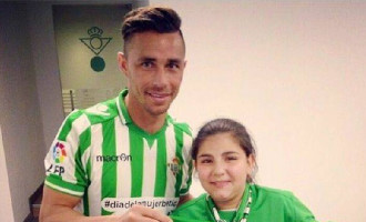 La pequeña Yudit de Écija se convierte en el talismán del Betis en el Benito Villamarín