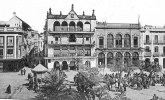 LOS EDIFICIOS Y EL QUIOSCO DE LA PLAZA MAYOR DE ÉCIJA. LADO NORTE por Juan Méndez Varo