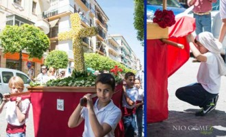 La Hermandad del  Resucitado celebra un año más la Fiesta de la Cruz de Mayo en Écija y recupera su concentración de Pasos en la Plaza de Santa Cruz.