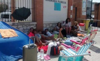 Pasan dos noches acampados en la puerta del Colegio de la Safa para ver el concierto de Gemeliers en Écija