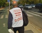 El Padre Coraje pasa por Écija en su recorrido andando hacia el Ministerio de Justicia de Madrid