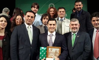 La Asociación de Empresas de la Madera y el Mueble de la Comarca de Écija recoge el premio Bandera de Andalucía 2016