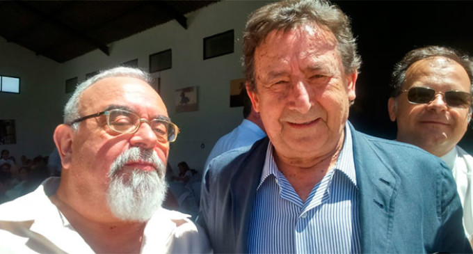 Se celebró un almuerzo coloquio para recaudar fondos para el Economato Virgen del Valle, con al asistencia del periodista y escritor Alfonso Ussía