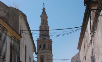 Amigos de Écija denuncia la contaminación visual de cables en el Patrimonio Histórico