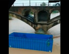 Inundaciones fin de semana en Écija. Video remolque navegando por el Genil, impactando con el puente