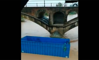 Inundaciones fin de semana en Écija. Video remolque navegando por el Genil, impactando con el puente