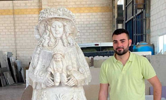 Monumento a la Virgen del Rocío en la Rotonda del Camino de los Romeros de Écija, obra del escultor Jesús Richarte